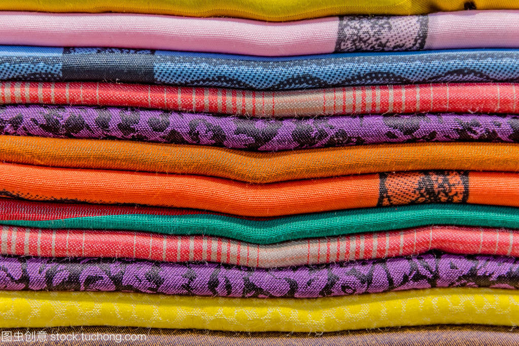 紡織之美 絲綢、羊絨頭圍巾與織物堆疊的藝術